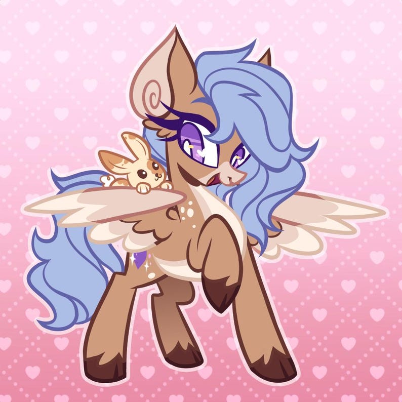 K&ouml;nnte beinhalten: Eine Cartoon-Illustration eines beigen gefl&uuml;gelten Ponys mit einer flie&szlig;enden, lavendelblauen M&auml;hne und einem Schweif. Das Pony hat gro&szlig;e violette Augen und wei&szlig;e Flecken auf dem R&uuml;cken. Ein kleiner beige-wei&szlig;er Hase sitzt auf den Fl&uuml;geln des Ponys.