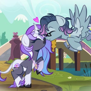 K&ouml;nnte beinhalten: Eine digitale Illustration von zwei Zeichentrickponys. Eines ist ein dunkelgraues Einhorn mit violetter und blauer M&auml;hne und Schweif, das eine goldene Halskette tr&auml;gt. Das andere ist ein graues Pegasus mit Brille und violett gestr&auml;hnter M&auml;hne.