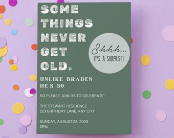 Puede incluir: Una invitación de cumpleaños verde con el texto "SOME THINGS NEVER GET OLD. UNLIKE BRADEN HE'S 50." Un círculo blanco dice "Shhh... IT'S A SURPRISE!" La invitación también incluye la fecha, hora y lugar de la fiesta. Hay confeti esparcido.