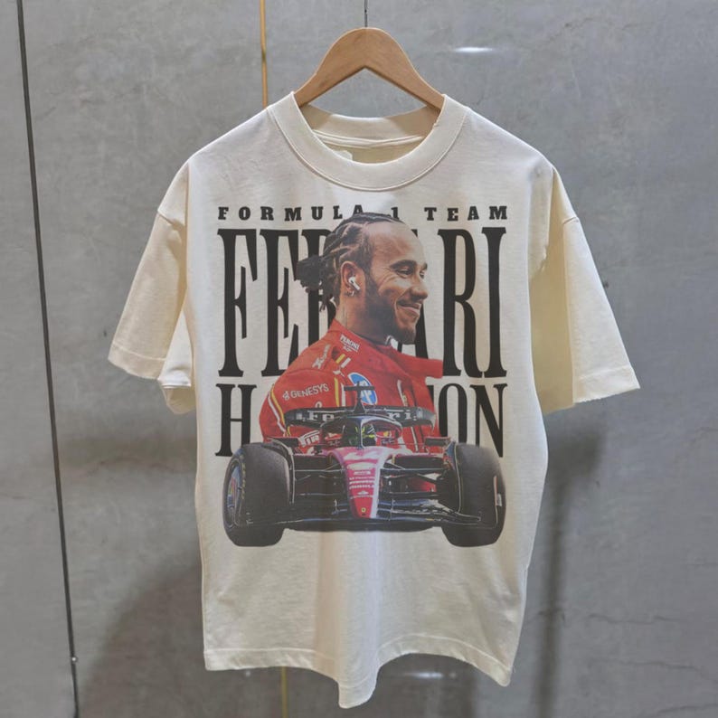Maglietta Lewis Hamilton Ferrari F1, maglietta grafica vintage Hamilton F1, merchandising di Formula Uno, maglietta Hamilton Ferrari, regalo unisex per fan di F1 Ivory