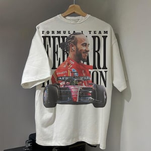 Maglietta Lewis Hamilton Ferrari F1, maglietta grafica vintage Hamilton F1, merchandising di Formula Uno, maglietta Hamilton Ferrari, regalo unisex per fan di F1 White