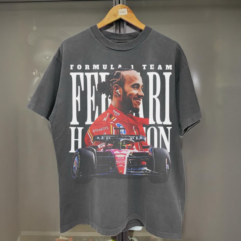 Maglietta Lewis Hamilton Ferrari F1, maglietta grafica vintage Hamilton F1, merchandising di Formula Uno, maglietta Hamilton Ferrari, regalo unisex per fan di F1 Pepper