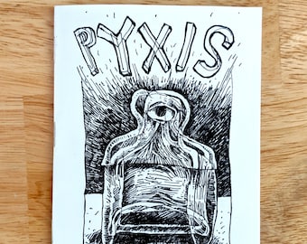 Puede incluir: Ilustración en blanco y negro de una persona con un solo ojo, dentro de una botella de vidrio. La palabra "PYXIS" está escrita en letras negritas sobre la botella.