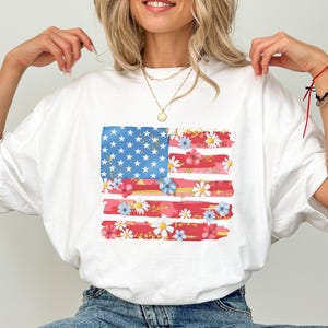 Camiseta con la bandera estadounidense floral, camiseta del 4 de julio, camiseta del Día de la Independencia Comfort Colors®, camiseta con la bandera de EE. UU., camiseta del 4 de julio, camiseta floral de EE. UU.