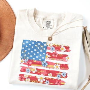 Camisa con la bandera estadounidense floral, camisa del 4 de julio, camisa del Día de la Independencia Comfort Colors®, camisa floral de EE. UU., camisa con la bandera de EE. UU., camisa del 4 de julio