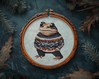 Leuk kruissteekpatroon met kikkergoblincore. Afdrukbare pdf met casual pad in lelijke trui. Grappig borduurcadeau voor dierenliefhebber