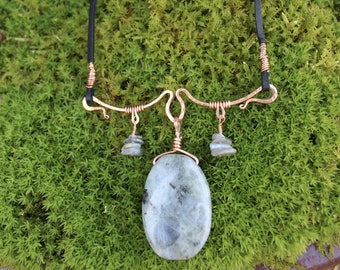 Collier labradorite avec cuivre martelé et cuir - OOAK - Bijoux artisanaux uniques par Resting Nomad