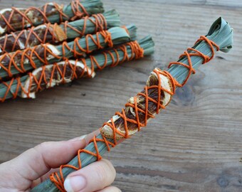 Paquet de tranches de citronnelle et d’orange enveloppé de chanvre - Baguette de purification aux herbes - Sorcière fabriquée par Resting Nomad