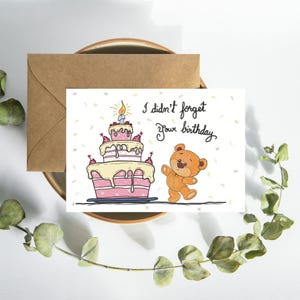 I Didn't Forget Your Birthday – Leuke en brutale verjaardagskaart met taart en teddybeer | Late gelukkige verjaardag of verjaardagswenskaart