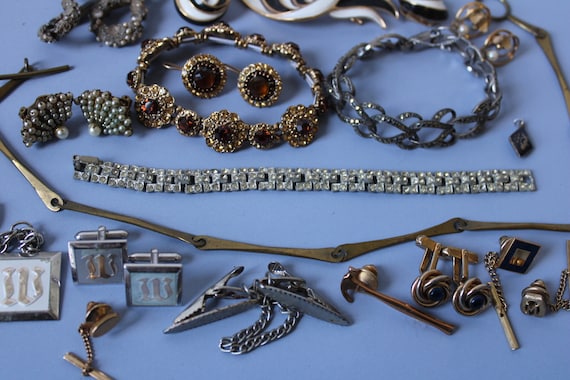 Vintage lot Jewelry Necklace Bracelets Brooch Pin… - image 1
