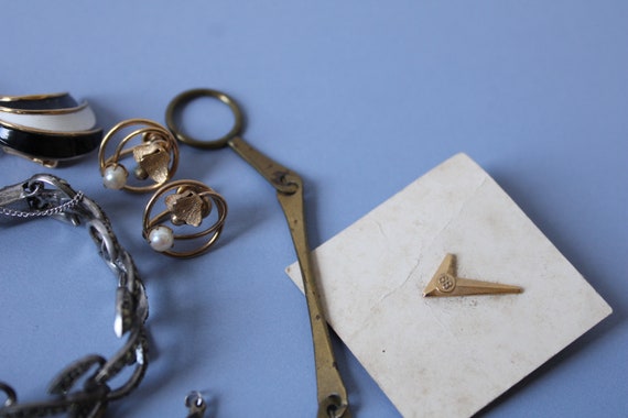 Vintage lot Jewelry Necklace Bracelets Brooch Pin… - image 9