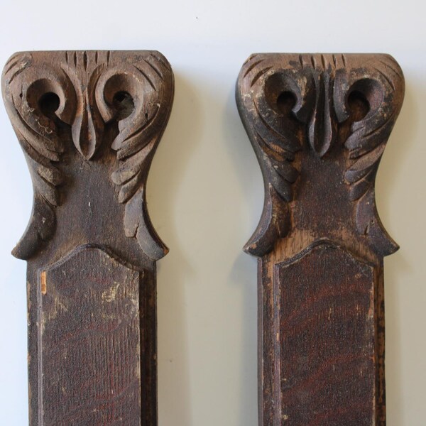 Dos postes de madera antiguos, salvamento arquitectónico, par ornamental decorativo, balaustrada, montaje de muebles ornamentado