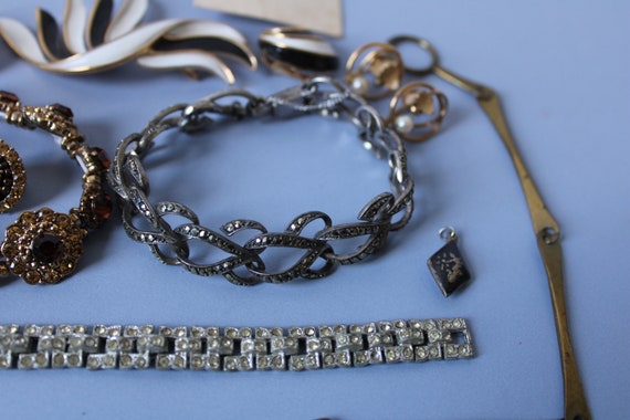 Vintage lot Jewelry Necklace Bracelets Brooch Pin… - image 6