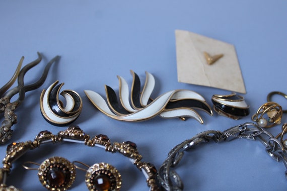 Vintage lot Jewelry Necklace Bracelets Brooch Pin… - image 8