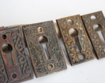 Lote de 4 placas de cerradura antiguas para cajones, gabinetes, llaves maestras, herrajes de latón envejecido estilo Eastlake, restauración y salvamento.