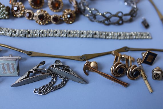 Vintage lot Jewelry Necklace Bracelets Brooch Pin… - image 4
