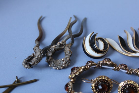Vintage lot Jewelry Necklace Bracelets Brooch Pin… - image 7
