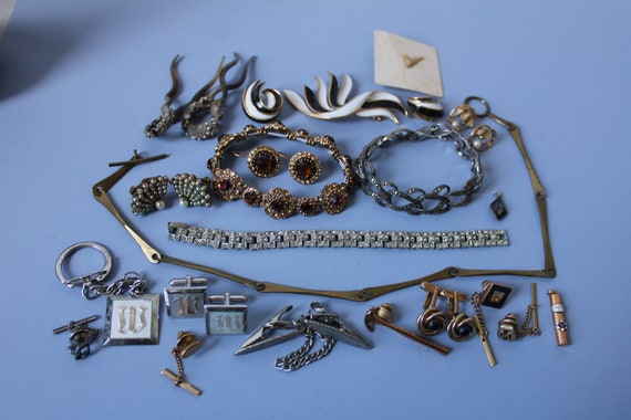Vintage lot Jewelry Necklace Bracelets Brooch Pin… - image 2