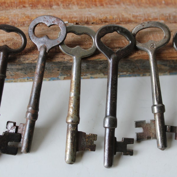 Lot 6 Vintage skeleton keys hardware salvage lock antique lock keys jewelry decorative keys Supplies steampunk