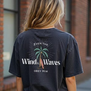 wind en golven gehoorzamen hem shirt, shirt christelijk bijbelvers, strand oceaan kerk retraite geschenken, uniseks tienerdoopcadeau, op surf geloof gebaseerd T-shirt