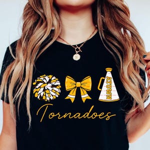 PNG de animación de Tornadoes, diseño de megáfono con lazo de pompón, diseño de animación escolar, gráfico de orgullo de equipo, equipo personalizado, PNG de animación