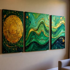 Puede incluir: Tres pinturas abstractas sobre lienzo con una combinación de colores verde y dorado. Las obras presentan patrones arremolinados y diseños circulares. Las pinturas están colgadas en una pared beige, agregando un toque de elegancia.