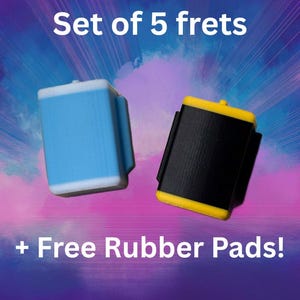 Puede incluir: Dos trastes rectangulares, uno azul claro y otro negro con detalles amarillos, se muestran sobre un fondo morado y azul. También se ve el texto "Set of 5 frets" y "+ Free Rubber Pads!"