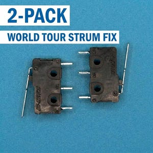 以下が含まれることがあります： 青い背景に、銀色の端子とレバーアームを備えた2つの黒いE-Switchマイクロスイッチ。 「2-PACK」と「WORLD TOUR STRUM FIX」の文字がスイッチの上に表示されています。