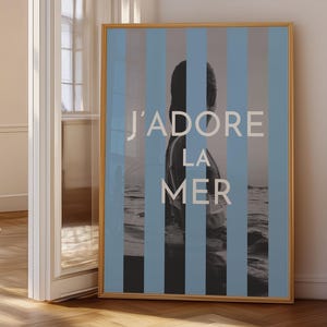 Arte de pared imprimible con rayas de cabaña azul "J'adore La Mer", decoración de casa de playa, fotografía en blanco y negro, póster de verano francés, impresión artística costera