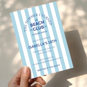 Puede incluir: Una taza de cerámica blanca con un asa negra y el texto "But First, Coffee" en un estilo manuscrito. La taza está sobre una superficie blanca. La taza mide 10 cm de alto.