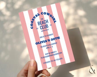 Könnte beinhalten: Eine rosa-weiß gestreifte Einladungskarte mit blauem Text. Die Karte lautet "Coastal Cowgirl The Beach Club Newport" und kündigt Olivias 30. Geburtstagsfeier im The Beach Club, Newport, vom 4. bis 6. April an. RSVP bis 4. März.