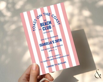 Könnte beinhalten: Eine rosa-weiß gestreifte Einladungskarte mit blauem Text. Die Karte lautet "Toast on the Coast" und kündigt eine 30. Geburtstagsfeier im The Beach Club in Mykonos an. Die Einladung enthält RSVP-Details.