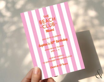 Könnte beinhalten: Eine rosa-weiß gestreifte Einladungskarte für eine 30. Geburtstagsfeier. Der Text lautet "The Beach Club Miami" und enthält Details für die Veranstaltung in Miami Beach, Florida, vom 4. bis 6. April. Die Einladung wird von einer Hand gehalten.