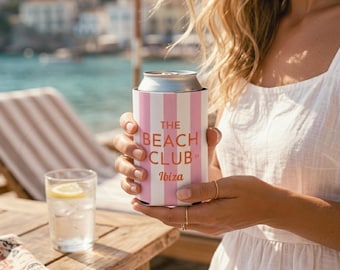 Portabevande personalizzato Beach Club - Copribevande a righe rosa stile cabana, portabevande stile costiero, regali per addio al nubilato in spiaggia, viaggio tra amiche, bomboniera per compleanno in spiaggia