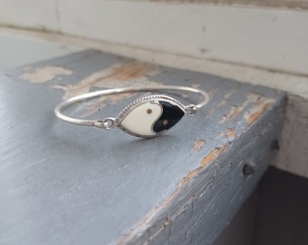 Vintage 90s silver ying yang enamel charm cuff bracelet - hinged lock, stamped metalwork unisex bracelet - 7 1/2"