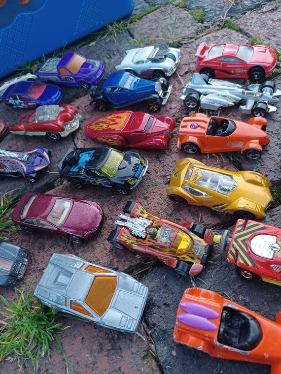 Vintage 90s Hot Wheels 48 car carry case & 26 mixed metal vehicles 