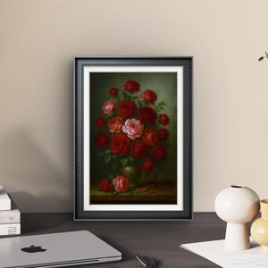 Stampa di bouquet di rose barocche, natura morta floreale malinconica con rose rosse, rosa e salmone in una luce soffusa, romantica arte murale vintage da scaricare #MSL12