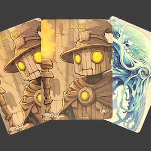 以下が含まれることがあります： ファンタジーな生き物を描いたトレーディングカードが3枚。1枚目は帽子と杖を持った木製のヒューマノイド、2枚目は同じ生き物、3枚目は青と緑の触手を持つ生き物が描かれている。カードには「CONSTRUCT」という文字が書かれている。