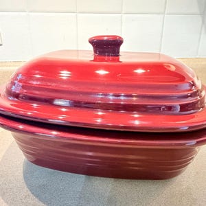 Pampered Chef Deep Covered Cranberry 3.1 Quart Stoneware Baking Dish