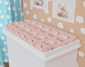 Funda impermeable para cambiador de bebé con estampado de cisnes / Color rosa, ideal para habitación infantil.