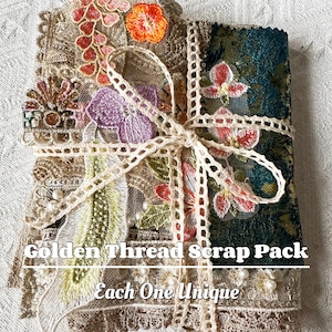 Puede incluir: Una taza de cerámica blanca con un asa negra y el texto "But First, Coffee" en negrita negra. La taza está sobre una superficie de madera.