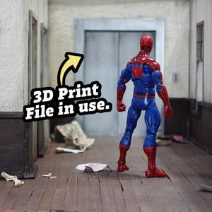 Może przedstawiać: Niebiesko-czerwona figurka Spider-Mana stoi na drewnianej podłodze. Figurka znajduje się w korytarzu z napisem "3D Print File in use."