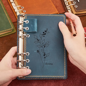 Gepersonaliseerde gegraveerd leer gevoerd dagboek met sluiting, geboortebloem naamdagboek, reisnotitieboekje, dagboek en notitieboek, leren planner
