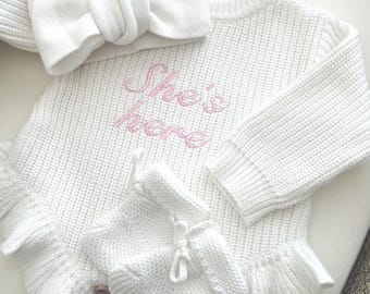 Geborduurde She's Here gebreide romper voor babymeisje met ruches: gepersonaliseerde katoenen outfit, aankomst pasgeboren