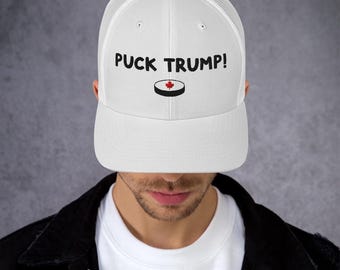 Gorra de camionero Puck Trump / Gorra divertida del Orgullo Canadiense / Gorra de malla anti-Trump / Accesorio novedoso con humor político