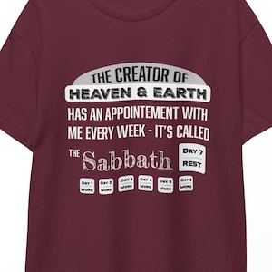 Może przedstawiać: Bordowy T-shirt z białym tekstem, który brzmi: "Stwórca Nieba i Ziemi ma ze mną spotkanie co tydzień - Nazywa się to Sabat Dzień 7 Spoczynek".