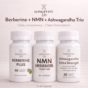 Op de afbeelding: Drie witte supplementflessen met witte doppen, met het opschrift "Berberine Plus", "NMN & Resveratrol" en "Ashwagandha Extra Strength". De flessen zijn voorzien van het opschrift "Longevity 2.0". De tekst "Berberine + NMN + Ashwagandha Trio" staat erboven.