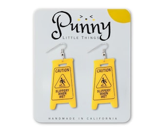 Pendientes resbaladizos cuando están mojados // Pendientes con señal de precaución // Pendientes con un toque divertido // Pendientes originales // Joyería de estilo raro // Pendientes con memes