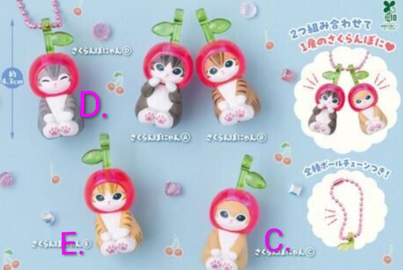 May include: Five small cat figurines, each wearing a red cherry-shaped hood with a green stem and leaf. The cats have various fur patterns and colors. A measurement indicator shows a height of 4.3 cm. Includes pink ball chains for hanging.