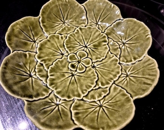 20 cm Faiancas Belo Portugal Salladstallrik med gröna bladpelargoner